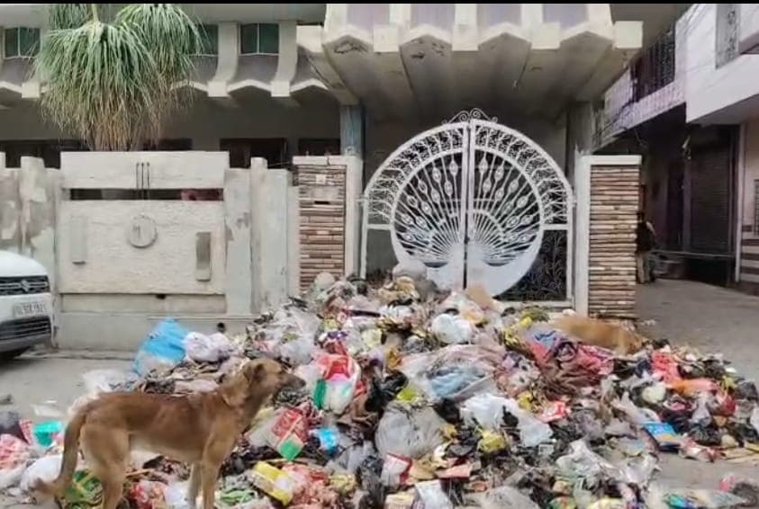 खतौली में कूड़ा डालने के विवाद के बाद पुलिस और नगर पालिका कर्मचारियों के बीच हंगामा