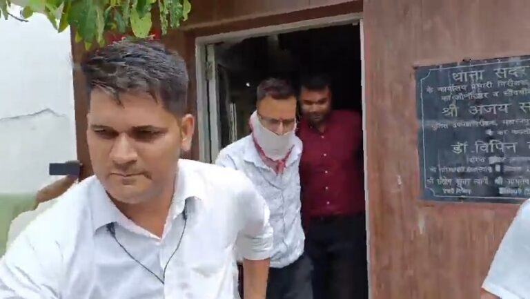 नक्शा पास कराने और सील खुलवाने के नाम पर रिश्वत का आरोप, अवर अभियंता रंगेहाथ गिरफ्तार
