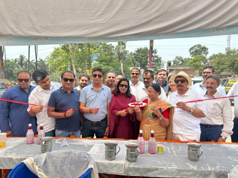 फेडरेशन ने लगाया शीतल जल का प्याऊ, मीनाक्षी-अंजू ने बांटा शरबत