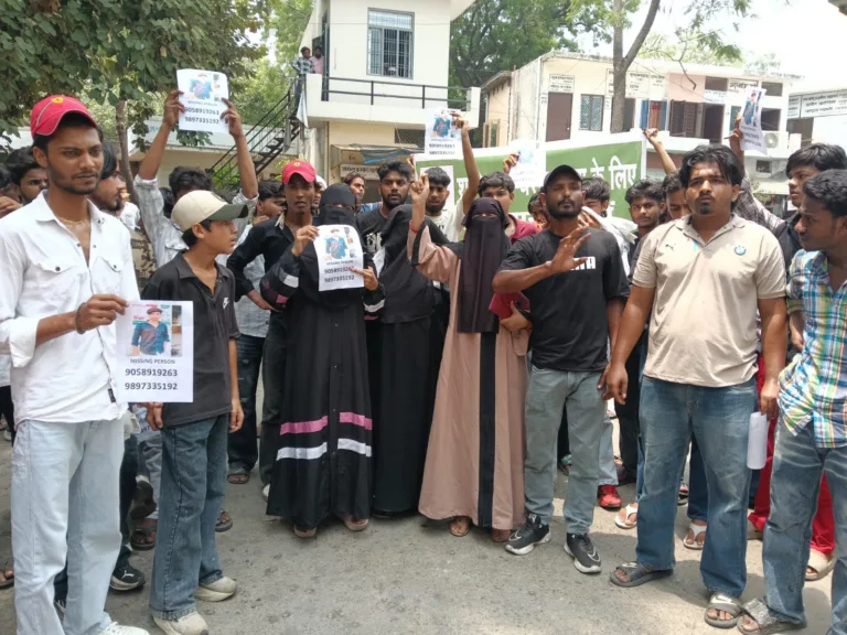 लापता किशोर हुजैफा की बरामदगी की मांग को लेकर परिजनों का प्रदर्शन