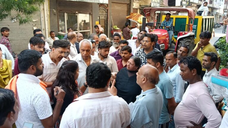 प्रतिबंधित पॉलीथिन के खिलाफ कार्रवाई के दौरान नगर पालिका टीम से अभद्रता