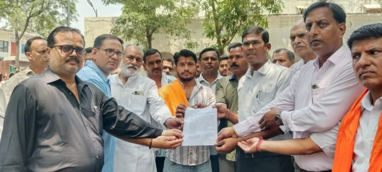 हिंदू बस्ती में दूसरे समुदाय को मकान बेचने का विरोध, कलेक्ट्रेट में प्रदर्शन