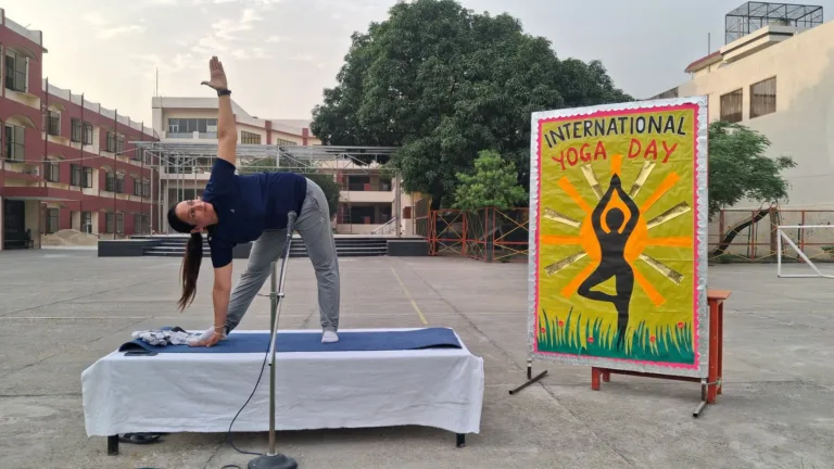 एम. जी. पब्लिक स्कूल में उत्साहपूर्वक मनाया गया 12वां अंतरराष्ट्रीय योग दिवस