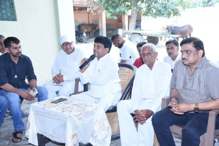 अफसरों-उद्यमियों को साथ लेकर गांवों में पहुंचे मंत्री कपिल देव