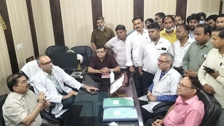 जिला अस्पताल में भड़के कर्मी, सीएमओ-सीएमएस का घेराव, हंगामा