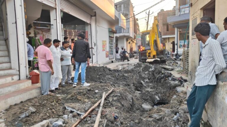 देवबंद में जलभराव की शिकायत पर नालियों की सफाई, नगर पालिका टीम ने हटाई गंदगी