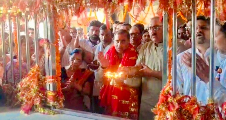 देवबंद में मंत्री कुंवर बृजेश सिंह ने मां त्रिपुर बाला सुंदरी मंदिर में की पूजा-अर्चना