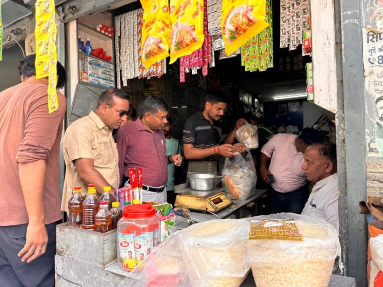 देवबंद में अतिक्रमण और प्रतिबंधित पॉलीथिन पर पालिका की कार्रवाई, 11,500 रुपये जुर्माना वसूला