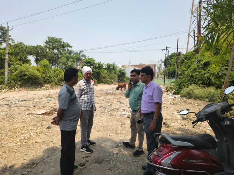 कांवड़ पटरी मार्ग पर कूड़े के ढेर से लोगों में रोष ईओ को सौंपा ज्ञापन