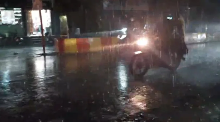 मूसलाधार बारिश से राहतः गांवों में छाया अंधेरा, तापमान धड़ाम