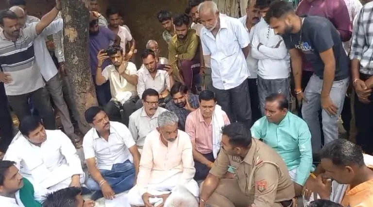 सिकंदरपुर हत्याकांड में पीड़ित परिवार से मिले सपा नेता राकेश शर्मा