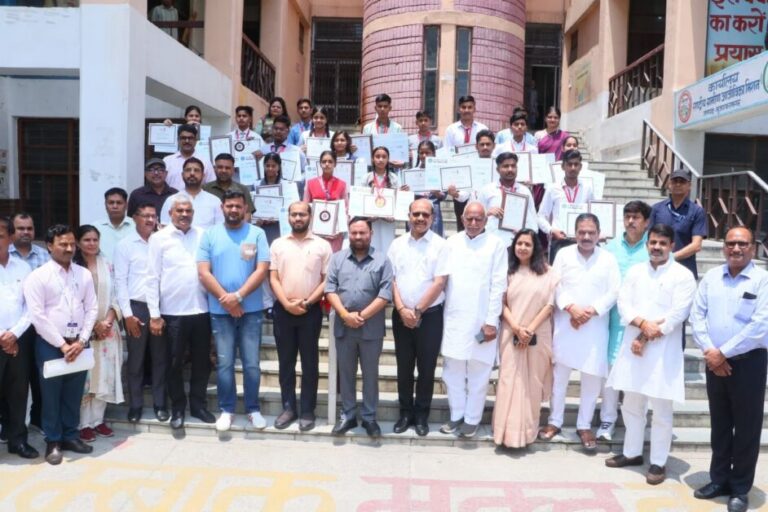 मेधावी विद्यार्थियों का हुआ सम्मान, प्रतिभाओं को मिली नई उड़ान
