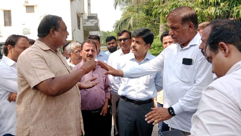 मुजफ्फरनगर में ग्राम परिवहन सेवा की बसें खड़ी कर ऑपरेटरों का हंगामा