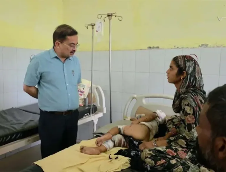 जिला अस्पताल परिसर में आवारा कुत्तों हमले पर सीएमओ ने किया निरीक्षण