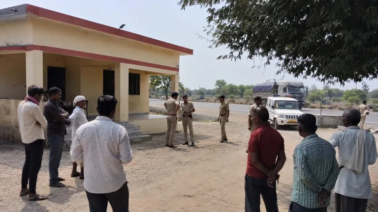 देवबंद के तल्हेड़ी में युवक का शव: परिजनों ने बिना शिनाख्त मोर्चरी भेजने का आरोप; चौकी पर हंगामा, हाईवे जाम की कोशिश, सीओ बोले जांच जारी