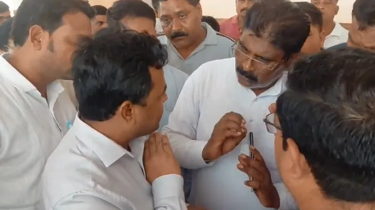 टाउनहाल में धरना समाप्तः पालिका कर्मचारियों और प्रशासन के बीच बनी सहमति