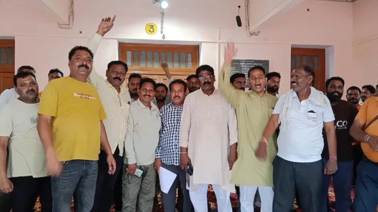 टाउनहाल में सफाई कर्मचारियों का प्रदर्शन, हड़ताल की चेतावनी