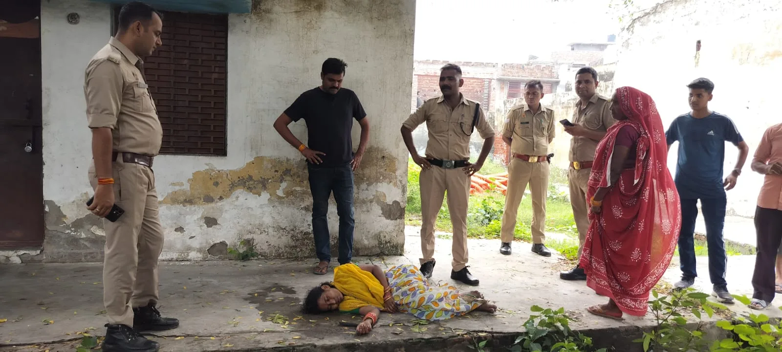 खतौली में रेलवे क्वार्टर के बाहर बेहोशी की हालत में मिली महिला