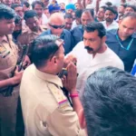मुजफ्फरनगर के रोहाना टोल प्लाजा पर पुलिस अधिकारियों से बातचीत करते सांसद चंद्रशेखर आजाद