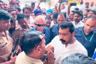 मुजफ्फरनगर के रोहाना टोल प्लाजा पर पुलिस अधिकारियों से बातचीत करते सांसद चंद्रशेखर आजाद