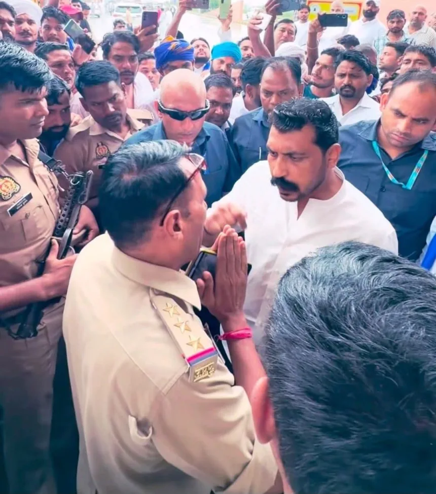 मुजफ्फरनगर के रोहाना टोल प्लाजा पर पुलिस अधिकारियों से बातचीत करते सांसद चंद्रशेखर आजाद