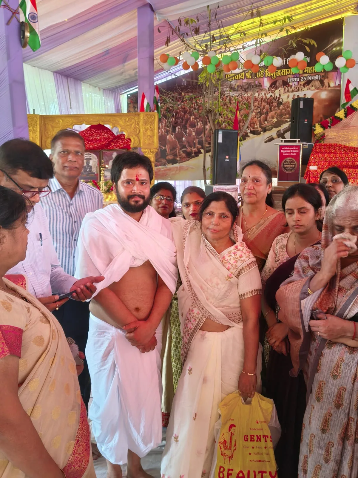 आचार्य श्री विशुद्ध सागर जी महाराज के सान्निध्य में मौजूद देवबंद के अभय जैन