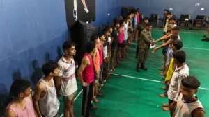 सहारनपुर के डॉ. भीमराव आंबेडकर स्पोर्ट्स स्टेडियम में अग्निवीर भर्ती की दौड़ में शामिल युवा अभ्यर्थी