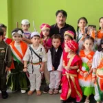 पाइन हिल्स एकेडमी स्वतंत्रता दिवस समारोह में प्रस्तुति देते विद्यार्थी