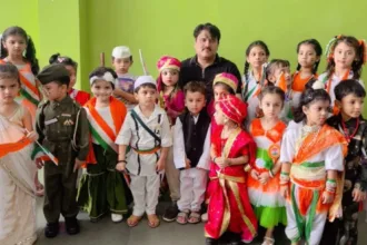 पाइन हिल्स एकेडमी स्वतंत्रता दिवस समारोह में प्रस्तुति देते विद्यार्थी