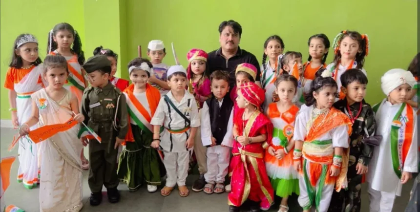 पाइन हिल्स एकेडमी स्वतंत्रता दिवस समारोह में प्रस्तुति देते विद्यार्थी