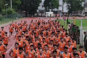 सहारनपुर के डॉ. भीमराव आंबेडकर स्पोर्ट्स स्टेडियम में अग्निवीर भर्ती की दौड़ में शामिल युवा अभ्यर्थी