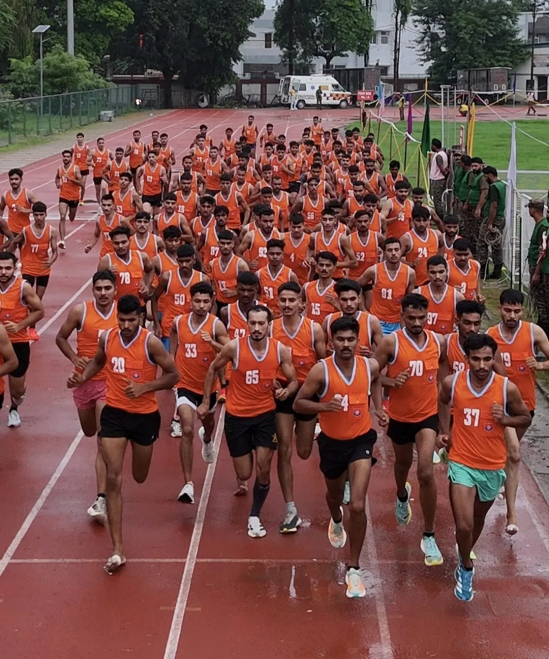 सहारनपुर के डॉ. भीमराव आंबेडकर स्पोर्ट्स स्टेडियम में अग्निवीर भर्ती की दौड़ में शामिल युवा अभ्यर्थी