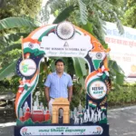 सहारनपुर कलेक्ट्रेट के तिरंगा सेल्फी पॉइंट पर सेल्फी लेते जिलाधिकारी अरविंद कुमार चौहान और एडीएम प्रशासन