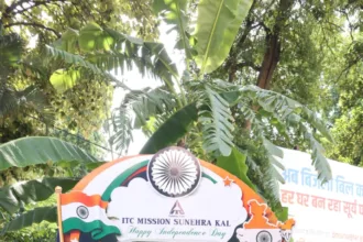 सहारनपुर कलेक्ट्रेट के तिरंगा सेल्फी पॉइंट पर सेल्फी लेते जिलाधिकारी अरविंद कुमार चौहान और एडीएम प्रशासन