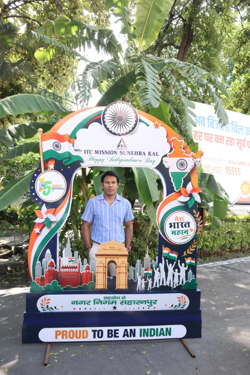 सहारनपुर कलेक्ट्रेट के तिरंगा सेल्फी पॉइंट पर सेल्फी लेते जिलाधिकारी अरविंद कुमार चौहान और एडीएम प्रशासन