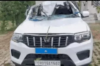 Saharanpur Road Accident में क्षतिग्रस्त स्कॉर्पियो और स्विफ्ट कार