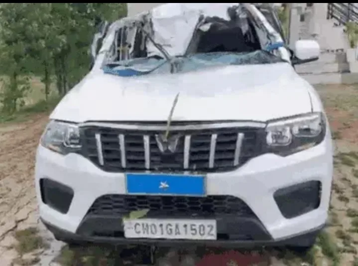 Saharanpur Road Accident में क्षतिग्रस्त स्कॉर्पियो और स्विफ्ट कार