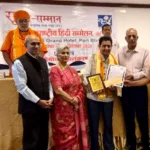 अंतरराष्ट्रीय हिंदी सम्मेलन में सम्मान ग्रहण करते साहित्यकार डॉ. वीरेंद्र आजम