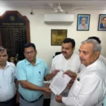 सहारनपुर मस्जिद प्रकरण में एडिशनल कमिश्नर को ज्ञापन सौंपते सांसद हरेंद्र मलिक
