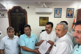 सहारनपुर मस्जिद प्रकरण में एडिशनल कमिश्नर को ज्ञापन सौंपते सांसद हरेंद्र मलिक