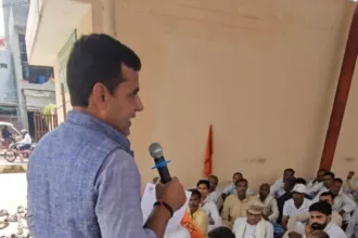 विभिन्न मांगों को लेकर सहारनपुर में धरना देते भारतीय किसान संघ के कार्यकर्ता
