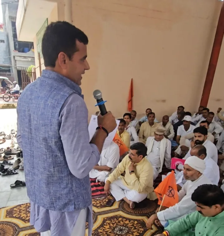 विभिन्न मांगों को लेकर सहारनपुर में धरना देते भारतीय किसान संघ के कार्यकर्ता